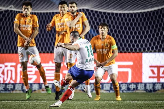 沃特斯35+7胡明轩27分广东胜上海 王哲林30+13