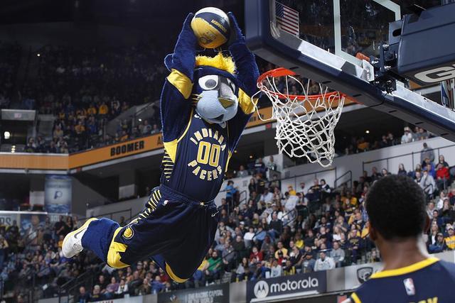 米德尔顿接受左右脚踝手术 季后赛带伤出战