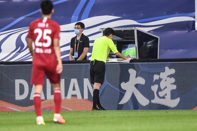 辽宁揭幕战赛前领取总冠军戒指 升起冠军旗帜